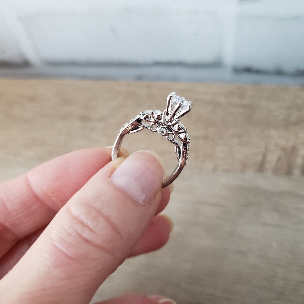Wedding band raised cubic zirconia silver size 5 - Picture 6 of 8